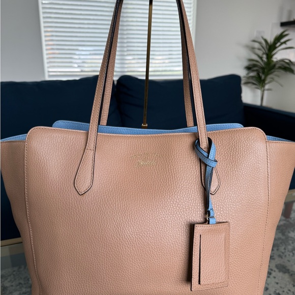 🎄LARGE EUC TAN GUCCI SWING TOTE 12”H x 19”L x 6”D - Picture 2 of 12